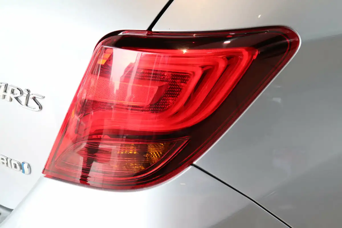 2015-toyota-yaris-15-vvt-i-sport-hybrid-big-70