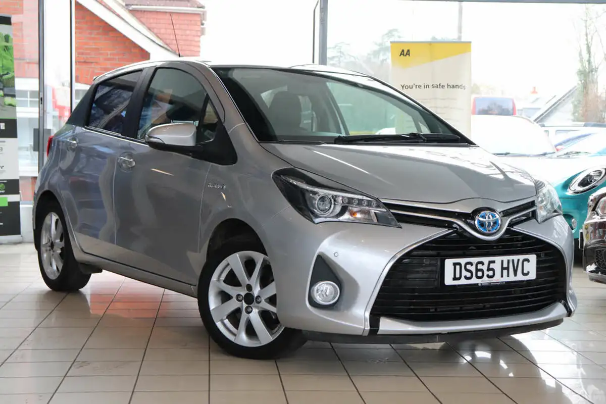 2015-toyota-yaris-15-vvt-i-sport-hybrid-big-0