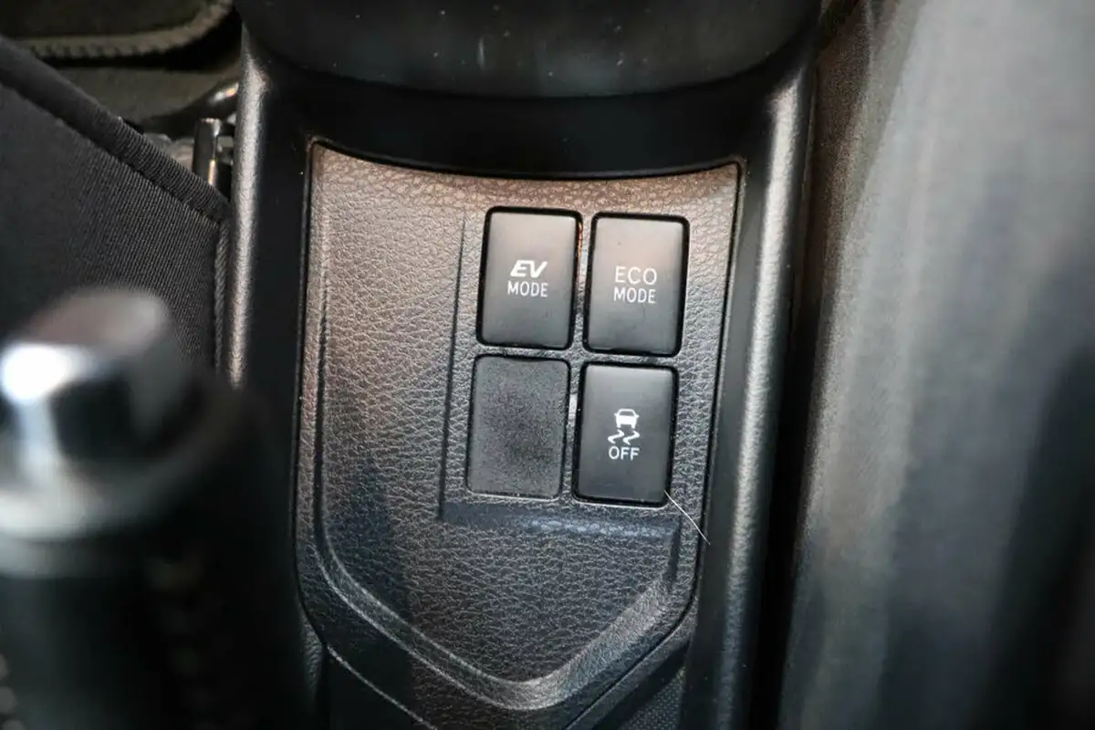 2015-toyota-yaris-15-vvt-i-sport-hybrid-big-44