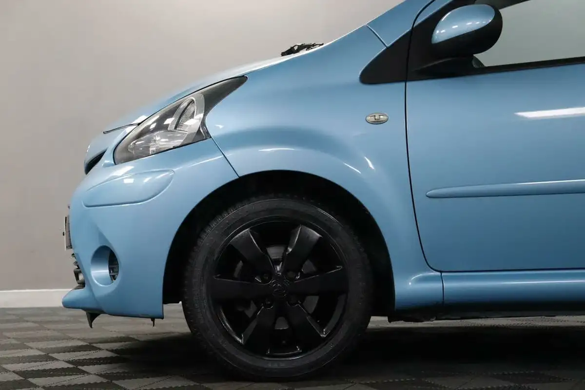 2013-toyota-aygo-10-move-style-5d-big-26