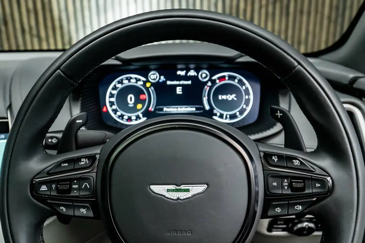 2022-aston-martin-dbx-40-v8-big-35