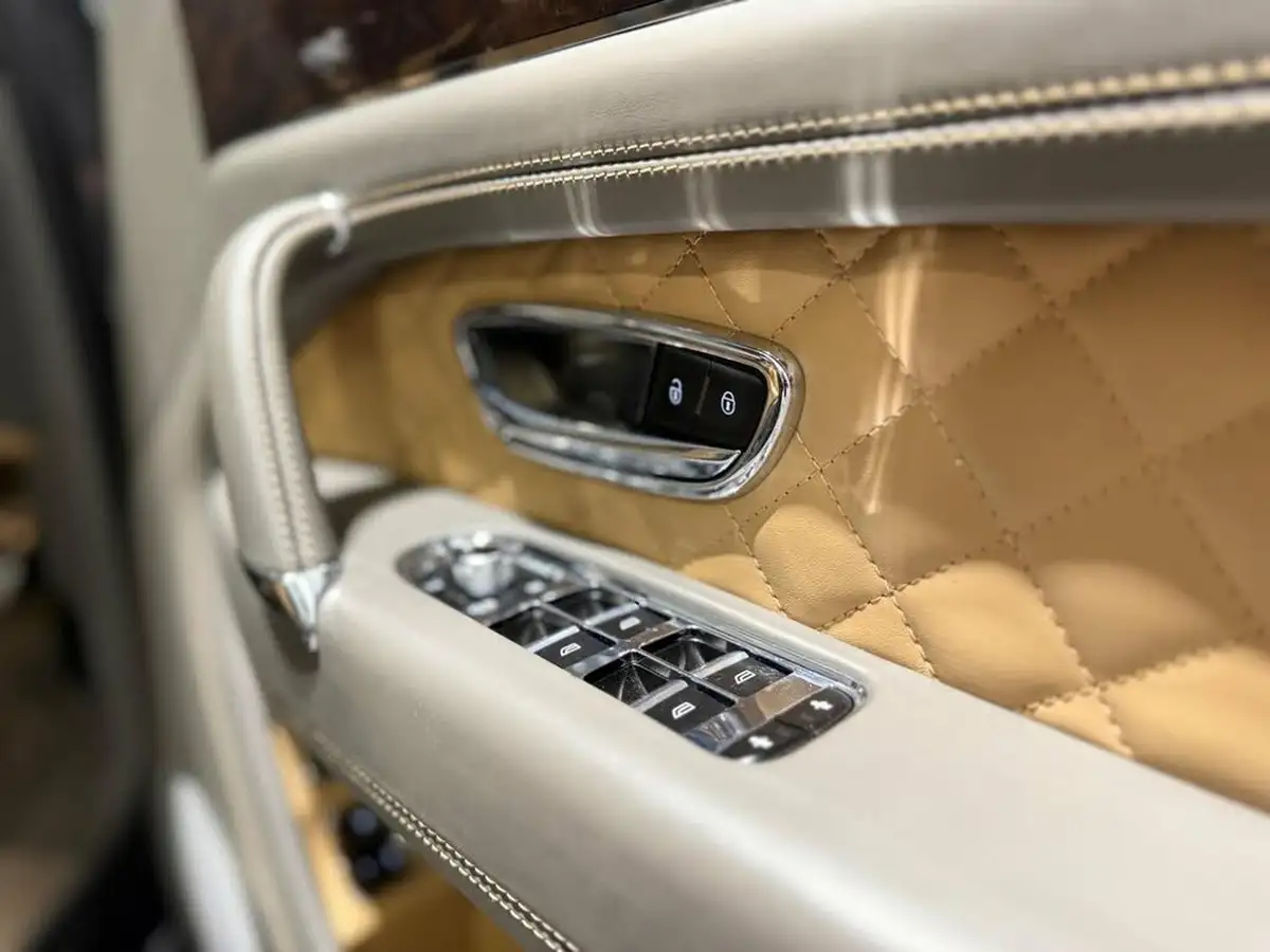 2017-bentley-bentayga-60-w12-big-34