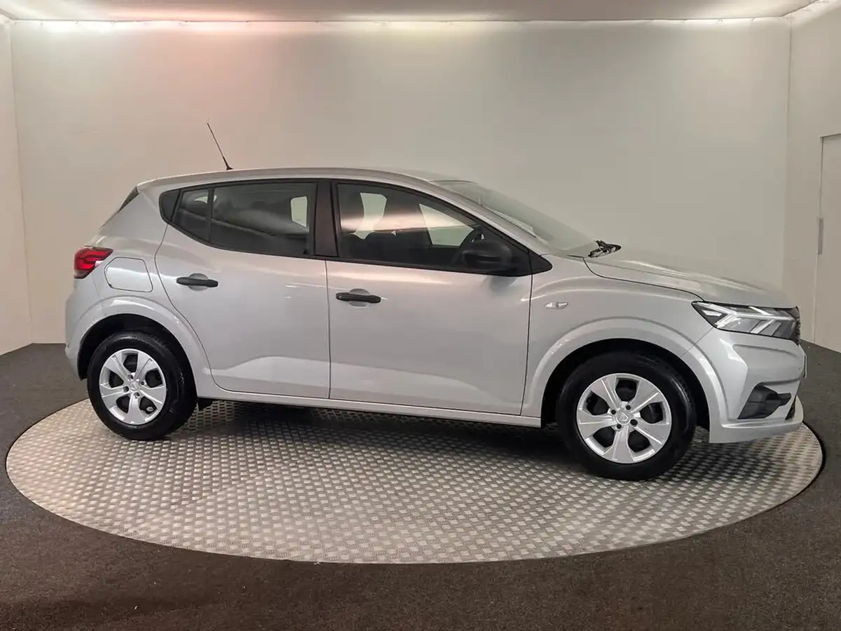 2021-dacia-sandero-10-tce-essential-90bhp-big-3