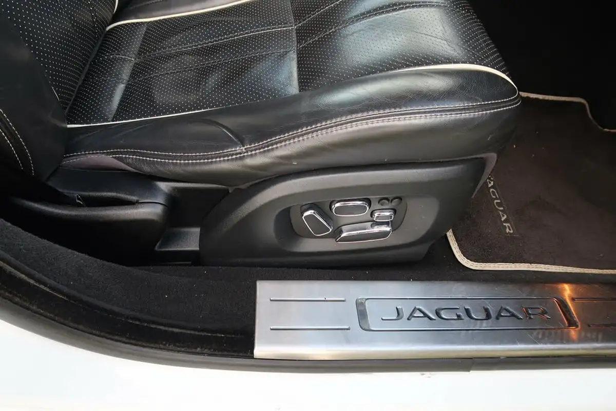 2015-jaguar-xj-series-30td-xj-portfolio-lwb-auto-big-23