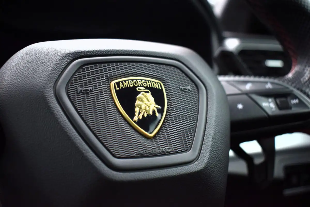 2019-lamborghini-urus-40-no-trim-big-17