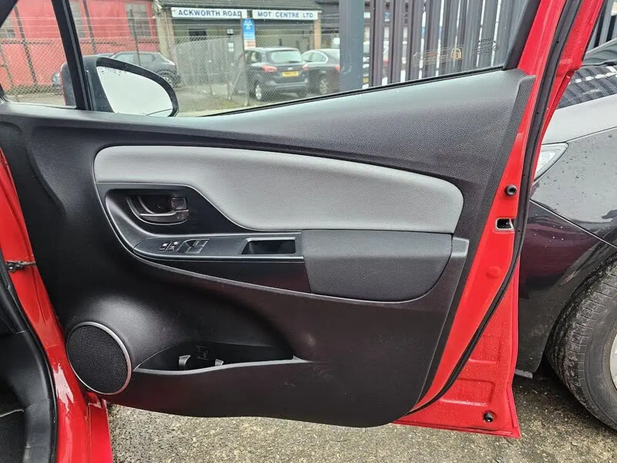 2016-toyota-yaris-133-icon-vvt-i-5d-cvt-big-23