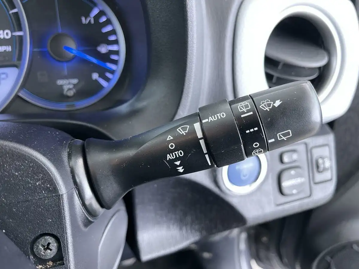 2014-toyota-yaris-15-vvt-i-trend-leather-hybrid-big-52