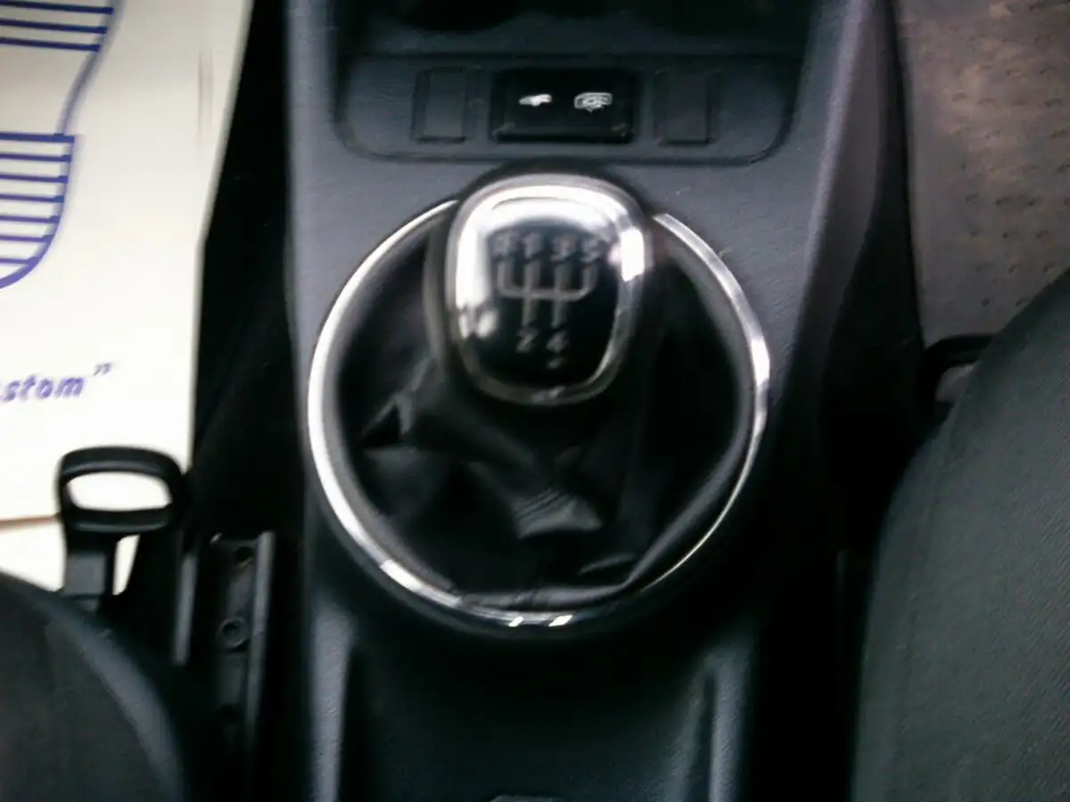 2013-skoda-fabia-12-se-70bhp-hatchback-1198cc-big-9