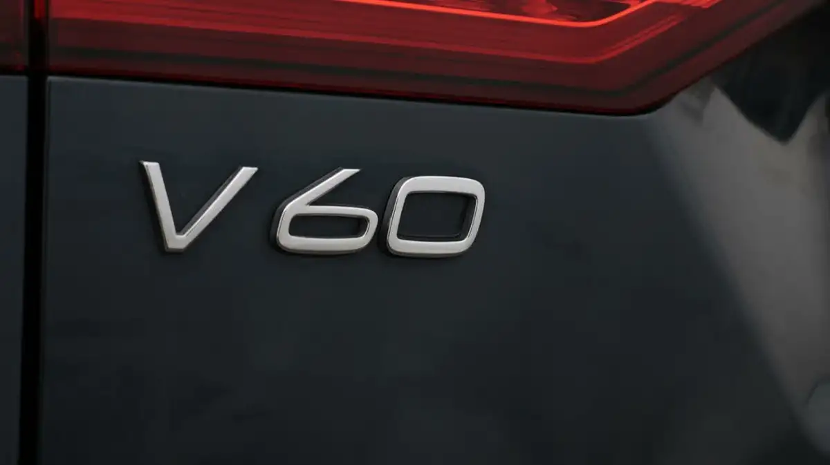 2021-volvo-v60-20-b3-r-design-160bhp-big-21