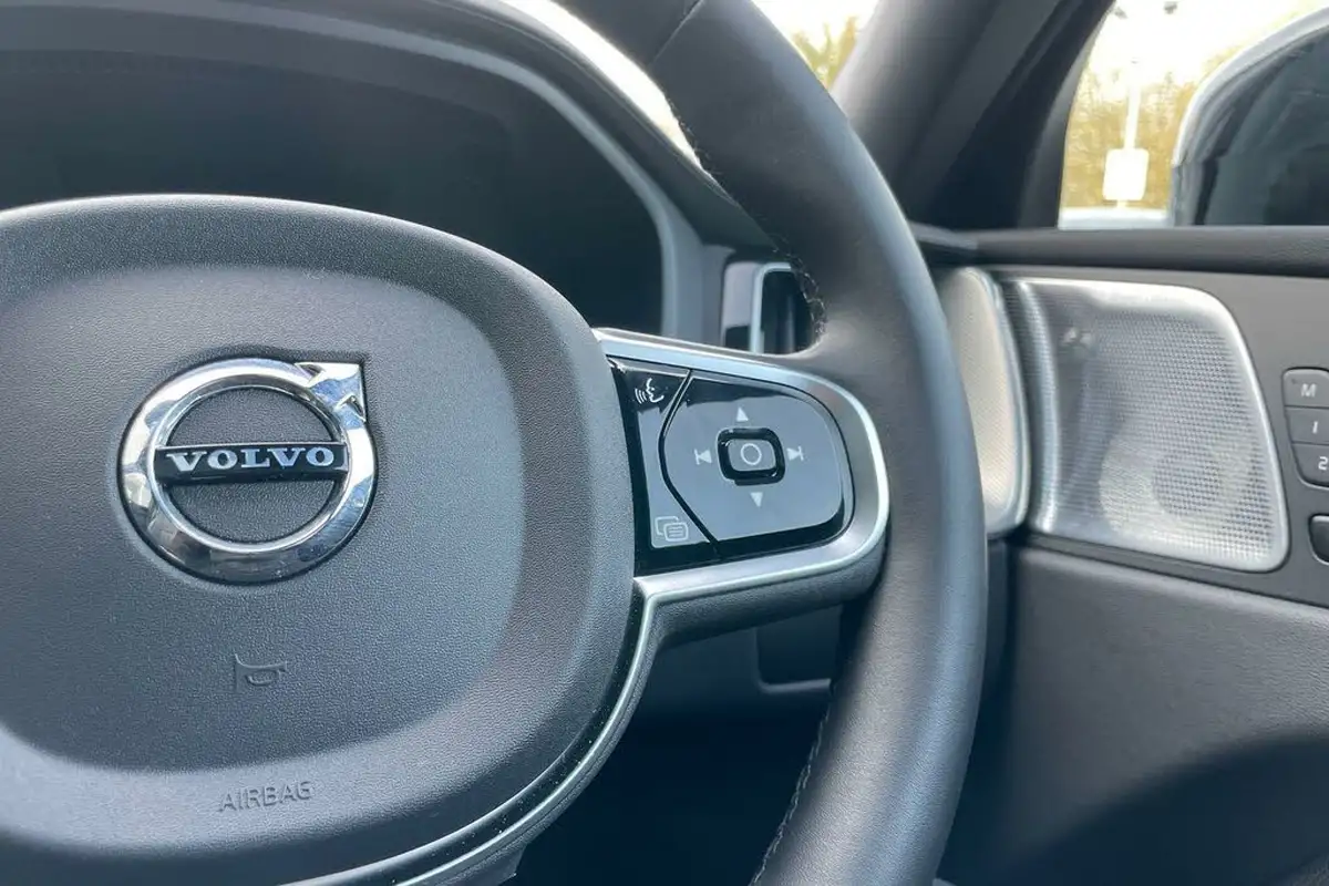 2024-volvo-xc60-20-b5-ultra-dark-big-35