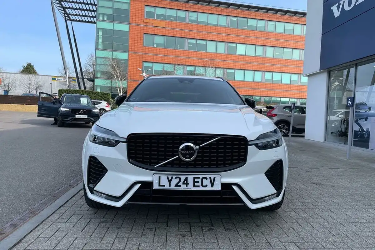 2024-volvo-xc60-20-b5-ultra-dark-big-11