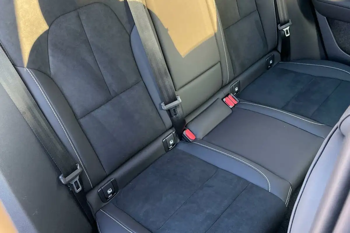 2024-volvo-xc40-20-b3-plus-big-23