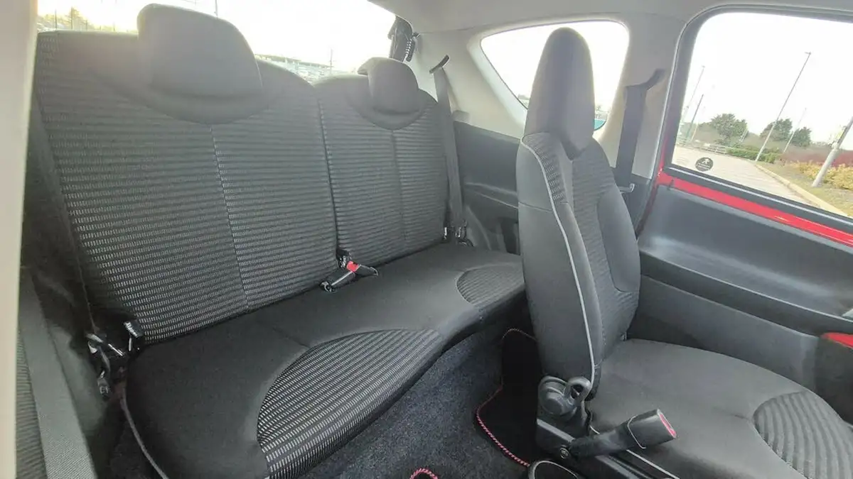 2012-peugeot-107-10-active-3d-semi-a-big-11