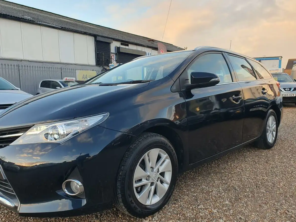 2014-toyota-auris-18-vvt-i-hsd-icon-estate-big-6