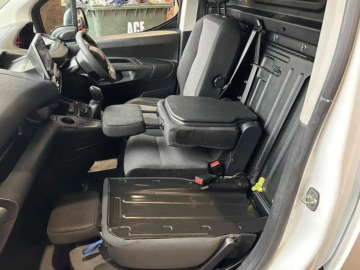 2019-peugeot-partner-16bluehdi-1000-professional-big-14