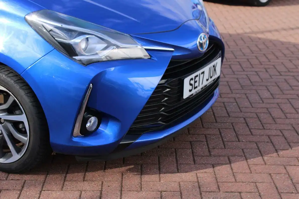 2017-toyota-yaris-15-vvt-i-excel-hybrid-15in-alloys-big-2