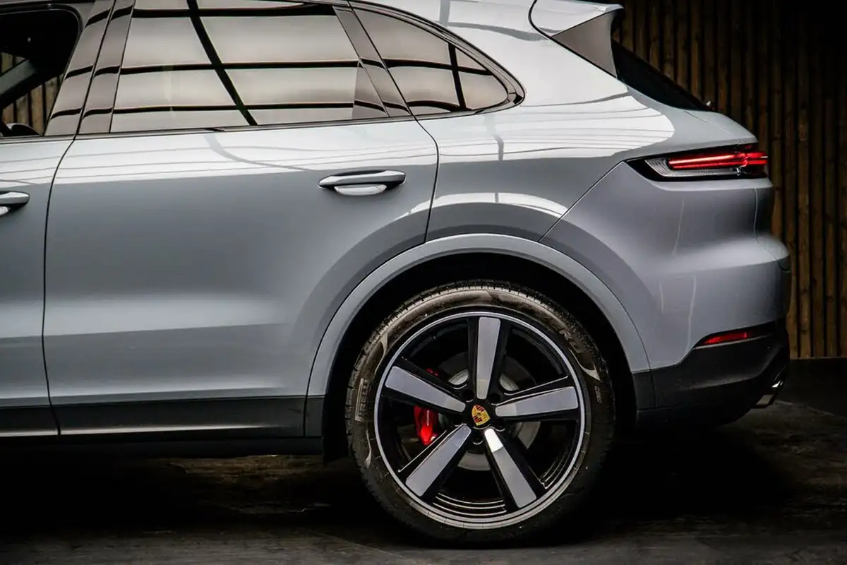 2023-porsche-cayenne-big-17