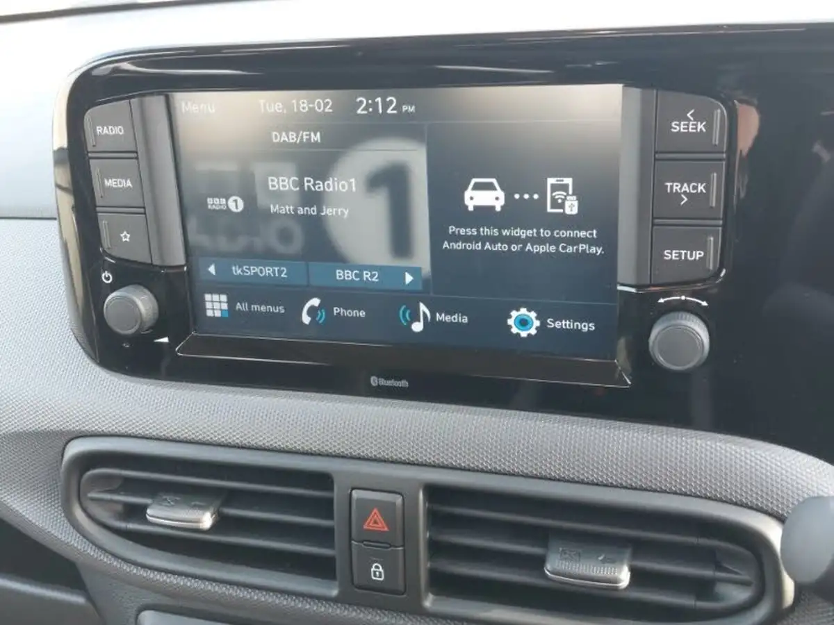 2023-hyundai-i10-12-se-connect-auto-big-16