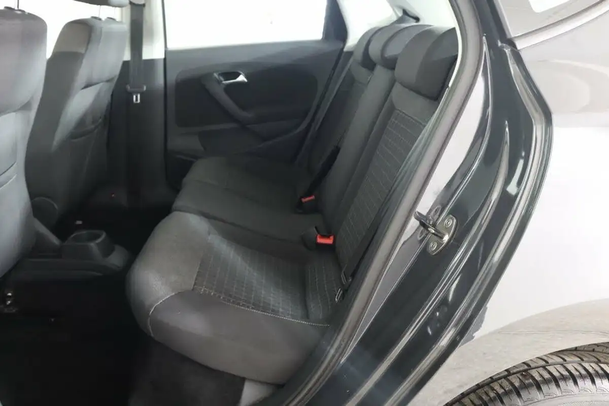 2015-volkswagen-polo-10-se-60ps-5d-big-34