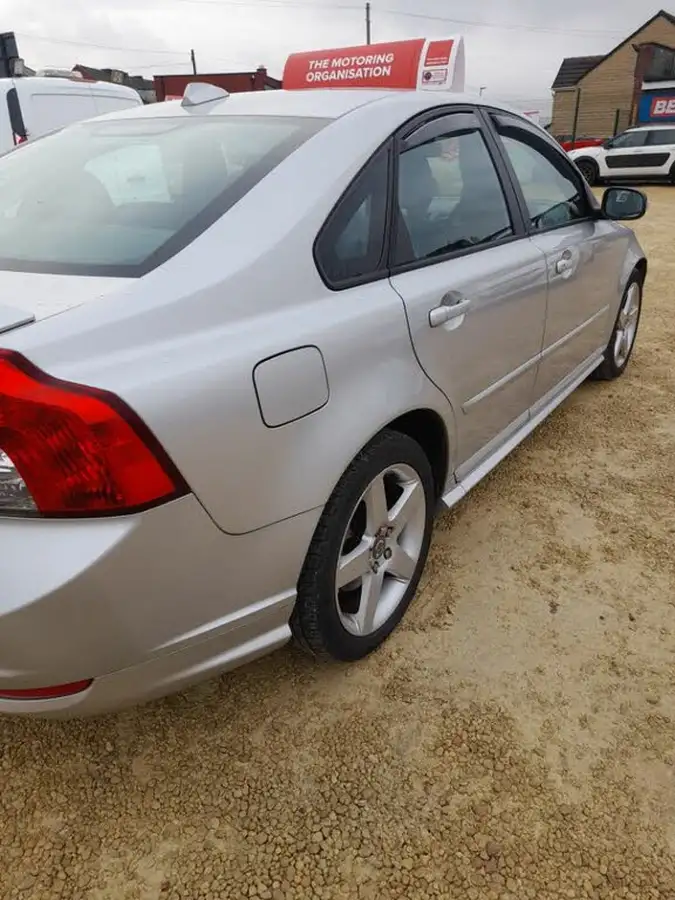 2009-volvo-s40-16-r-design-sport-big-3