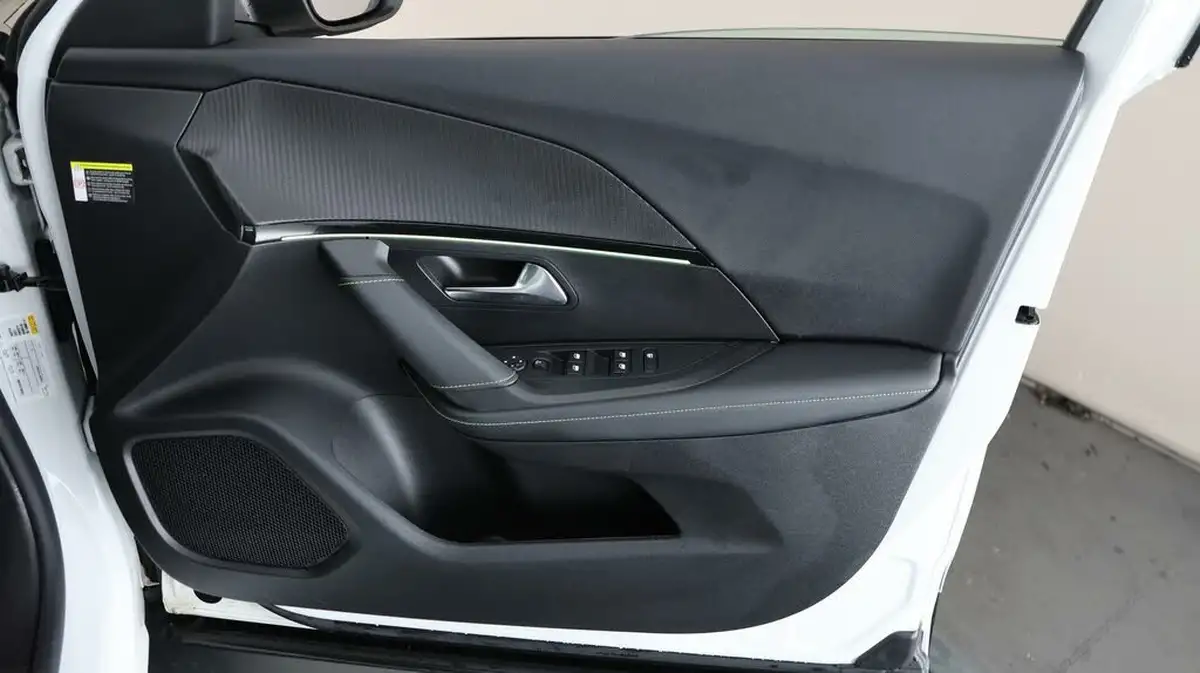 2021-peugeot-2008-suv-e-gt-premium-50kwh-big-14
