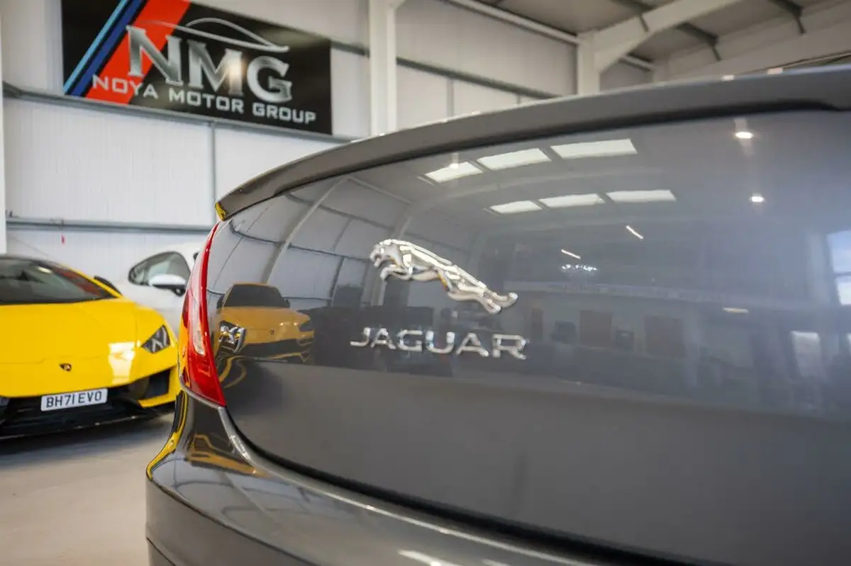 2015-jaguar-xj-series-30td-xj-r-sport-big-11