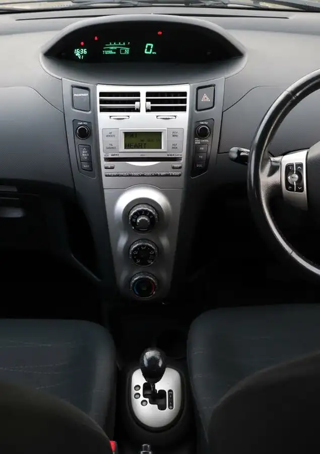 2007-toyota-yaris-13-t3-5d-mmt-big-20