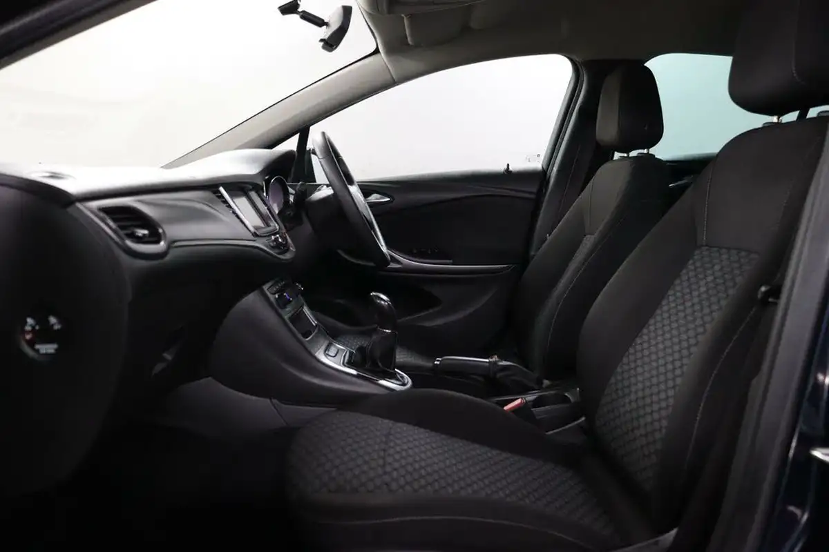 2019-vauxhall-astra-10i-turbo-design-hatchback-big-35