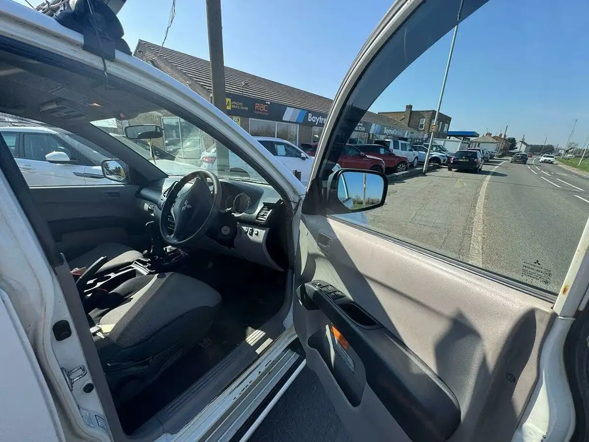 2010-mitsubishi-l200-25td-4life-cr-4wd-lb-double-cab-pickup-big-3