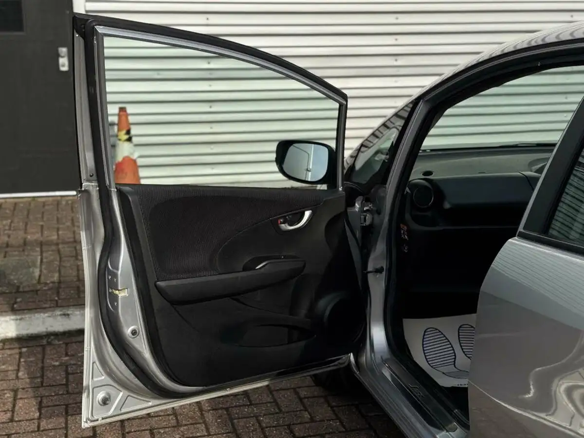 2013-honda-jazz-14-es-cvt-big-38