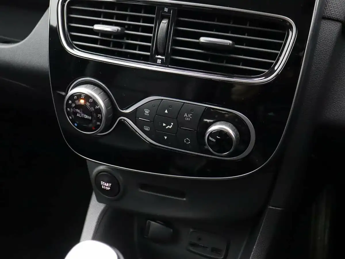 2018-renault-clio-09-tce-signature-nav-big-18
