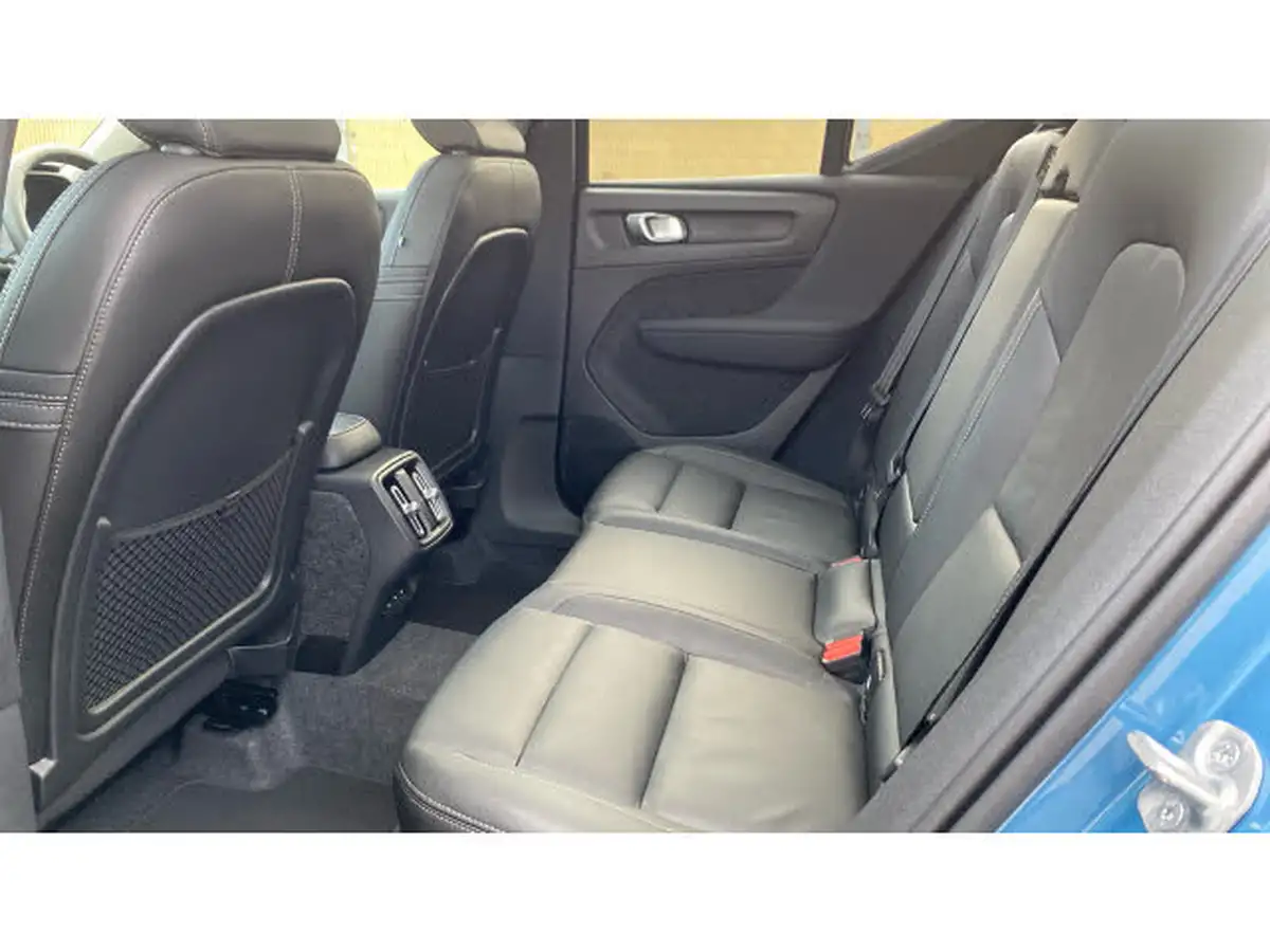 2024-volvo-xc40-20-b4-ultra-bright-big-9