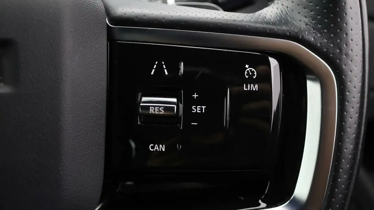 2022-land-rover-range-rover-evoque-15-p300e-r-dynamic-s-big-23