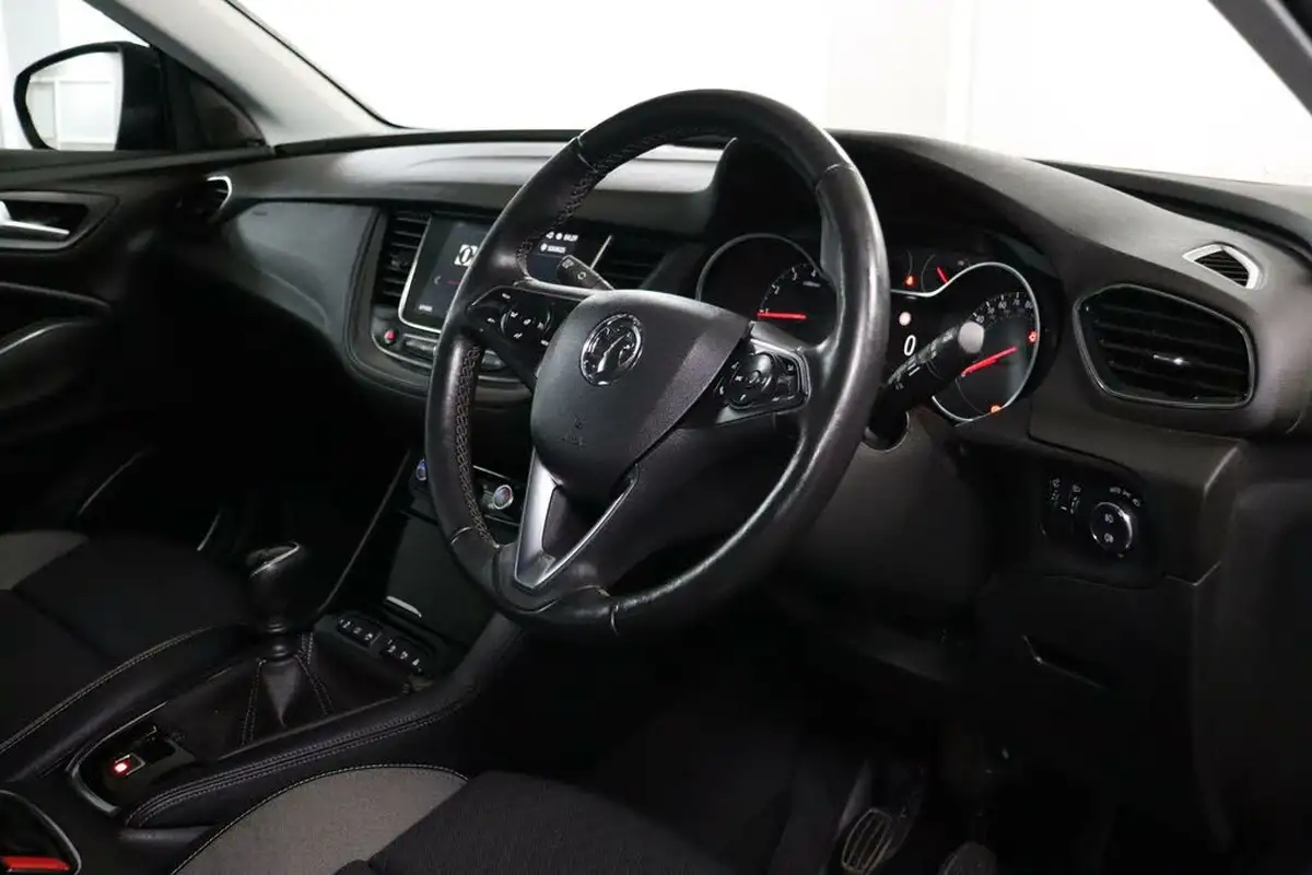 2019-vauxhall-grandland-x-12-tech-line-nav-big-2