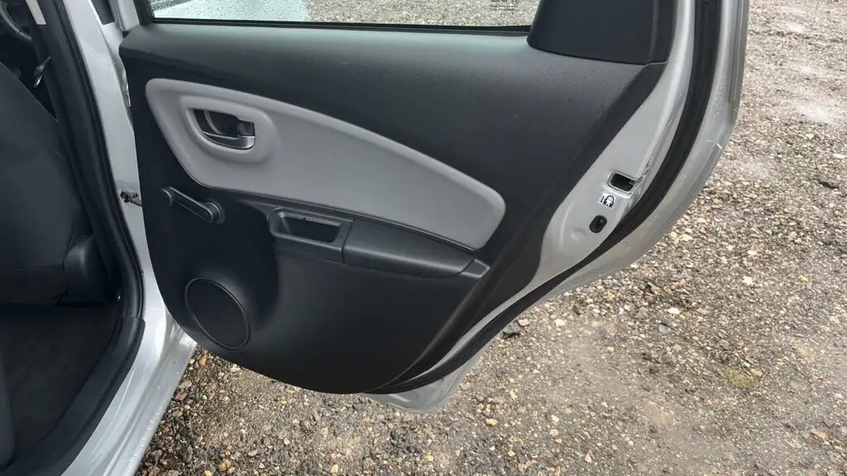 2016-toyota-yaris-133-icon-vvt-i-5d-cvt-big-25