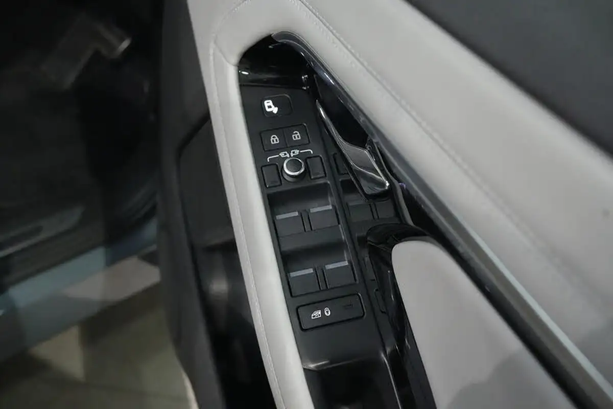 2022-land-rover-range-rover-evoque-15-p300e-r-dynamic-hse-big-30