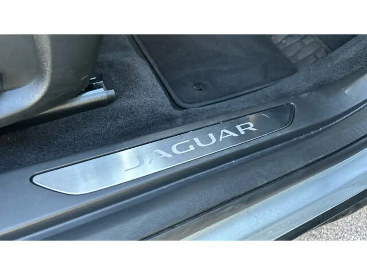 2023-jaguar-i-pace-ev400-se-big-23