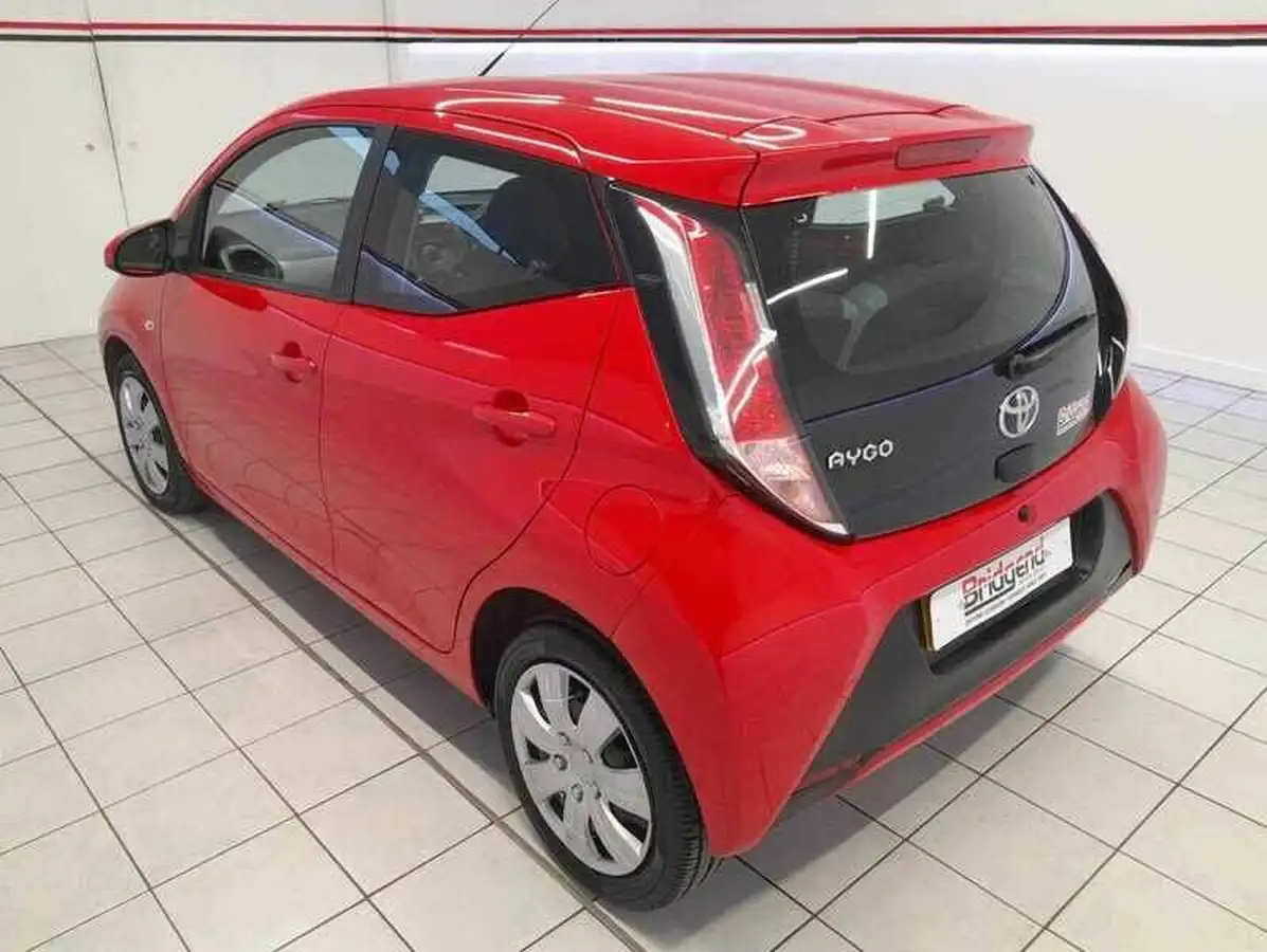 2017-toyota-aygo-10-vvt-i-x-play-71bhp-5d-x-shift-big-3