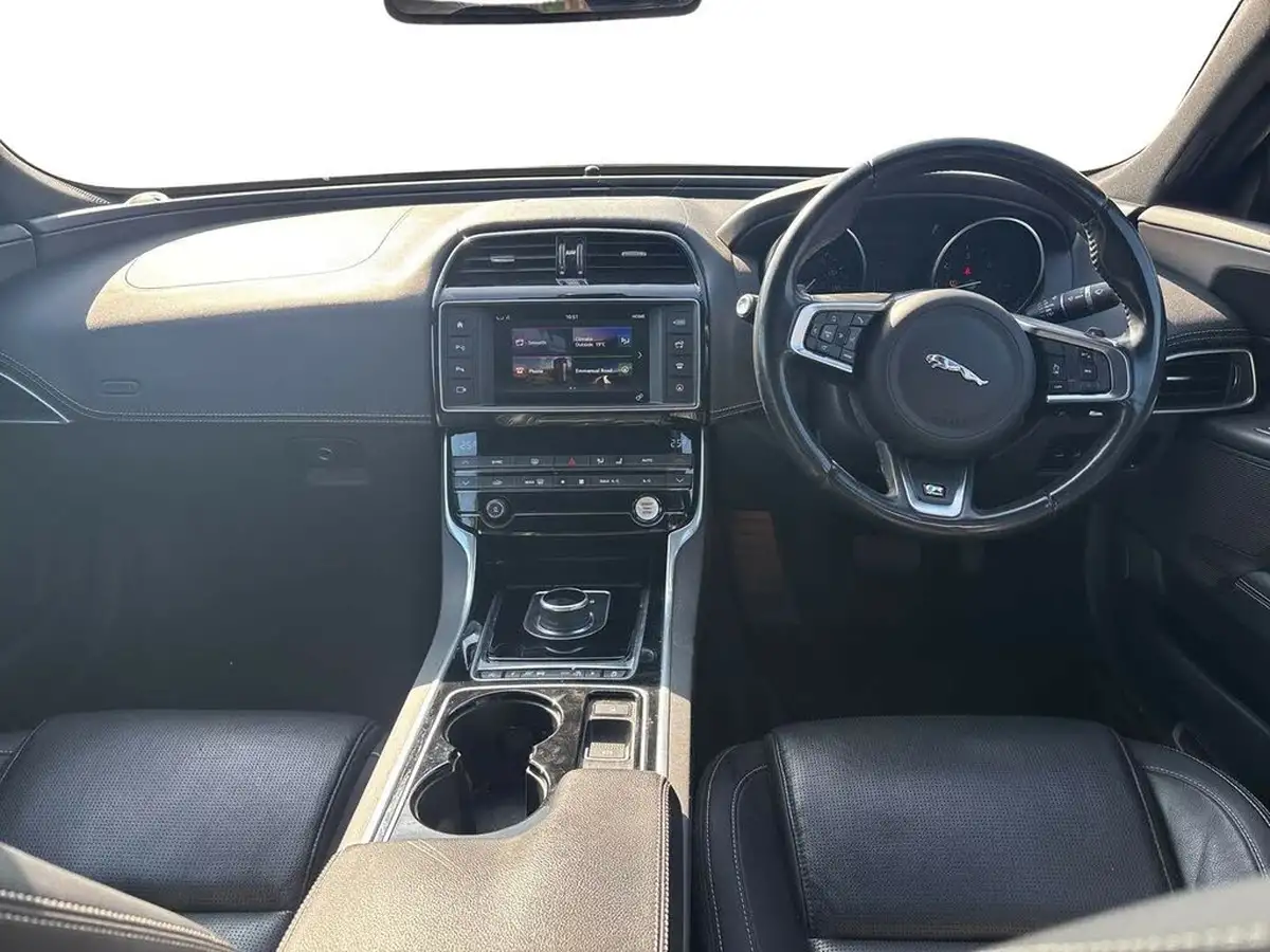 2017-jaguar-xe-20d-r-sport-180ps-1999cc-auto-big-6