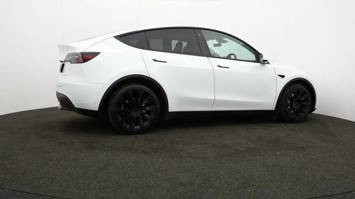 2022-tesla-model-y-e-long-range-big-34