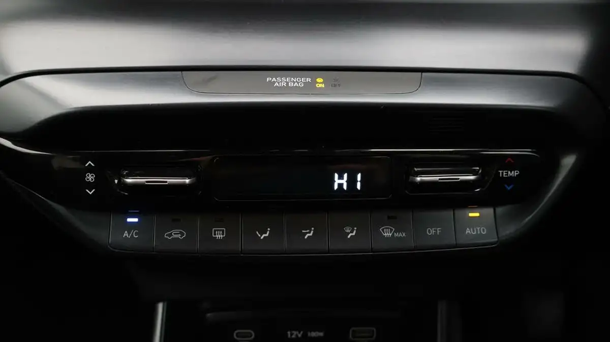 2024-hyundai-i20-10-t-gdi-premium-two-tone-roof-big-12