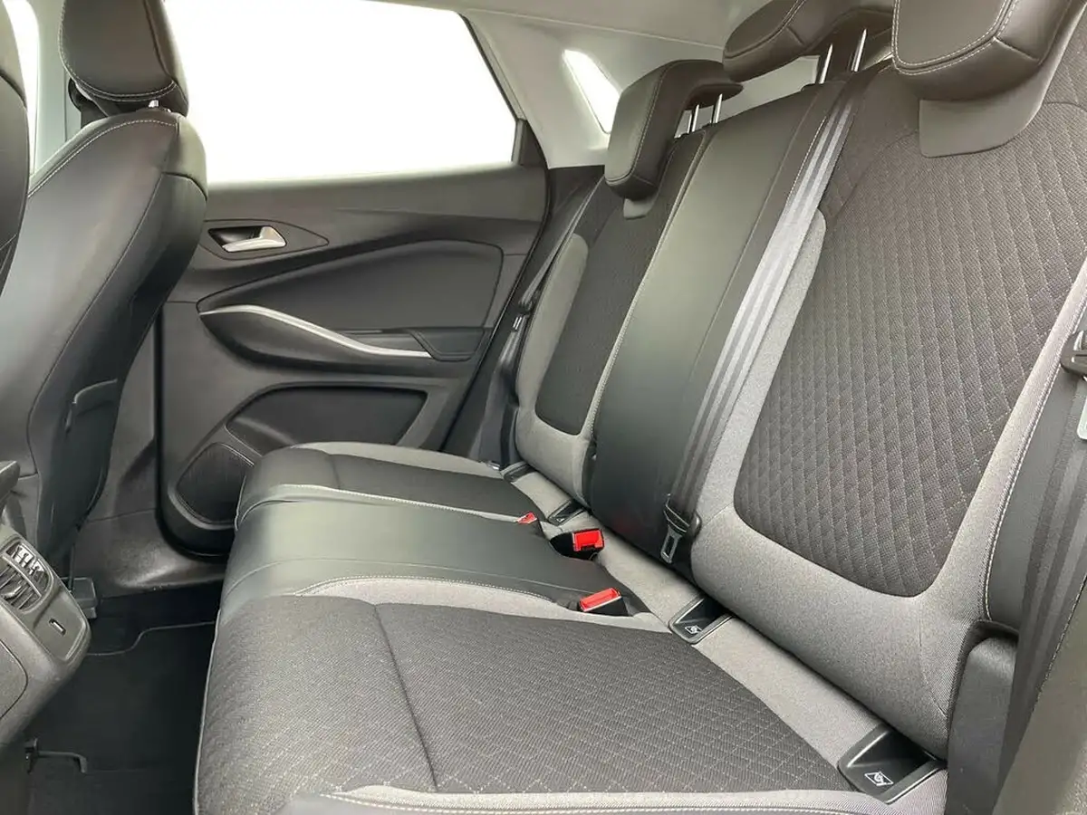 2022-vauxhall-grandland-12-sri-big-10