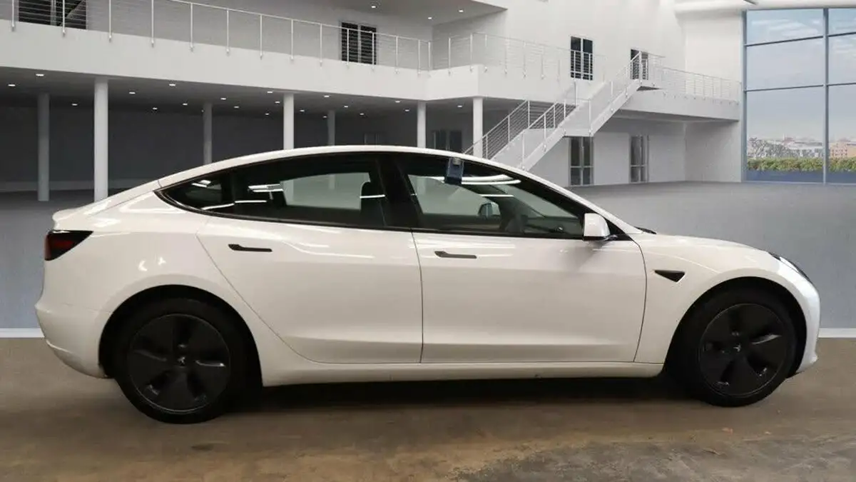 2022-tesla-model-3-e-rwd-big-8