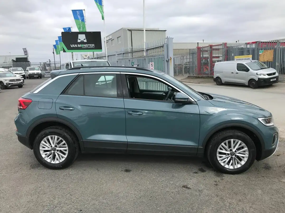 2023-volkswagen-t-roc-10-tsi-life-big-9