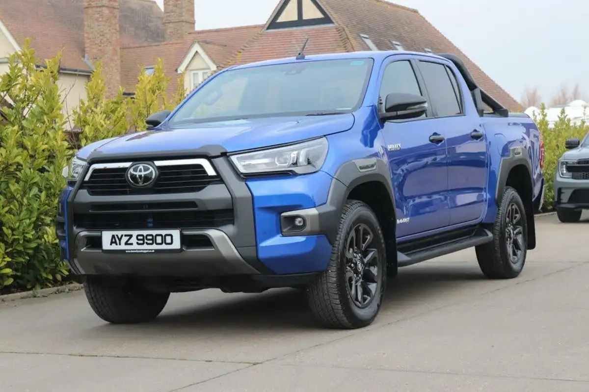 2021-toyota-hi-lux-28d-4d-invincible-x-at35-204hpeu6dt-e-big-3