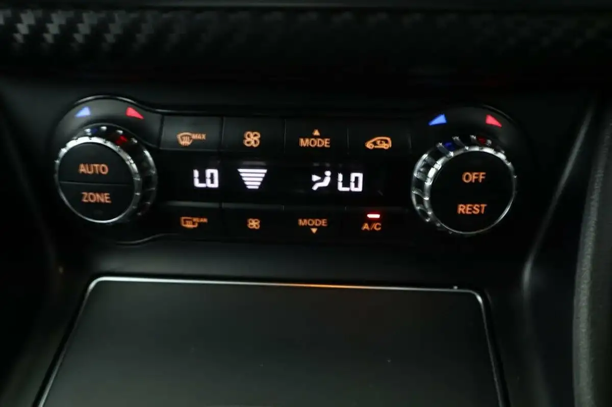 2018-mercedes-benz-a-class-16-a180-amg-line-ss-7g-dct-big-21