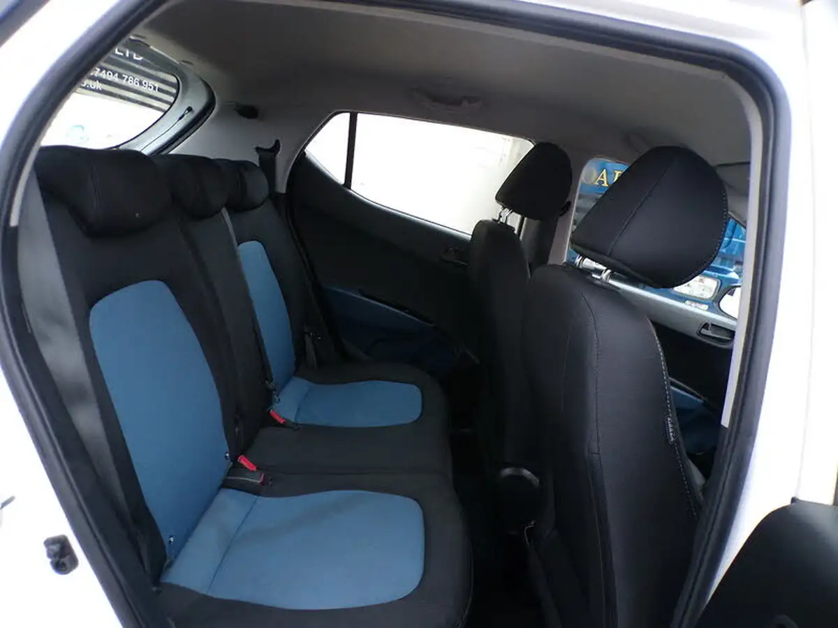 2015-hyundai-i10-10-blue-drive-se-isg-big-17