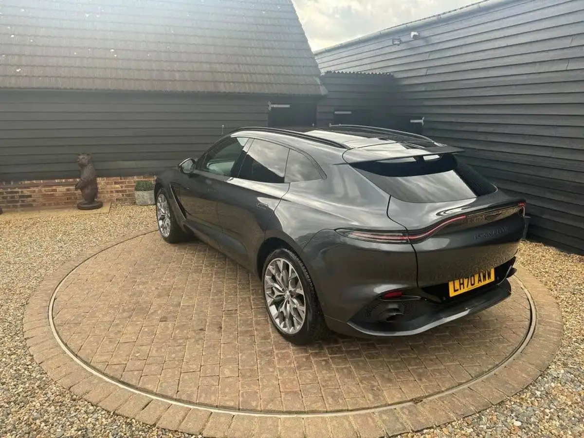 2020-aston-martin-dbx-40-v8-big-44