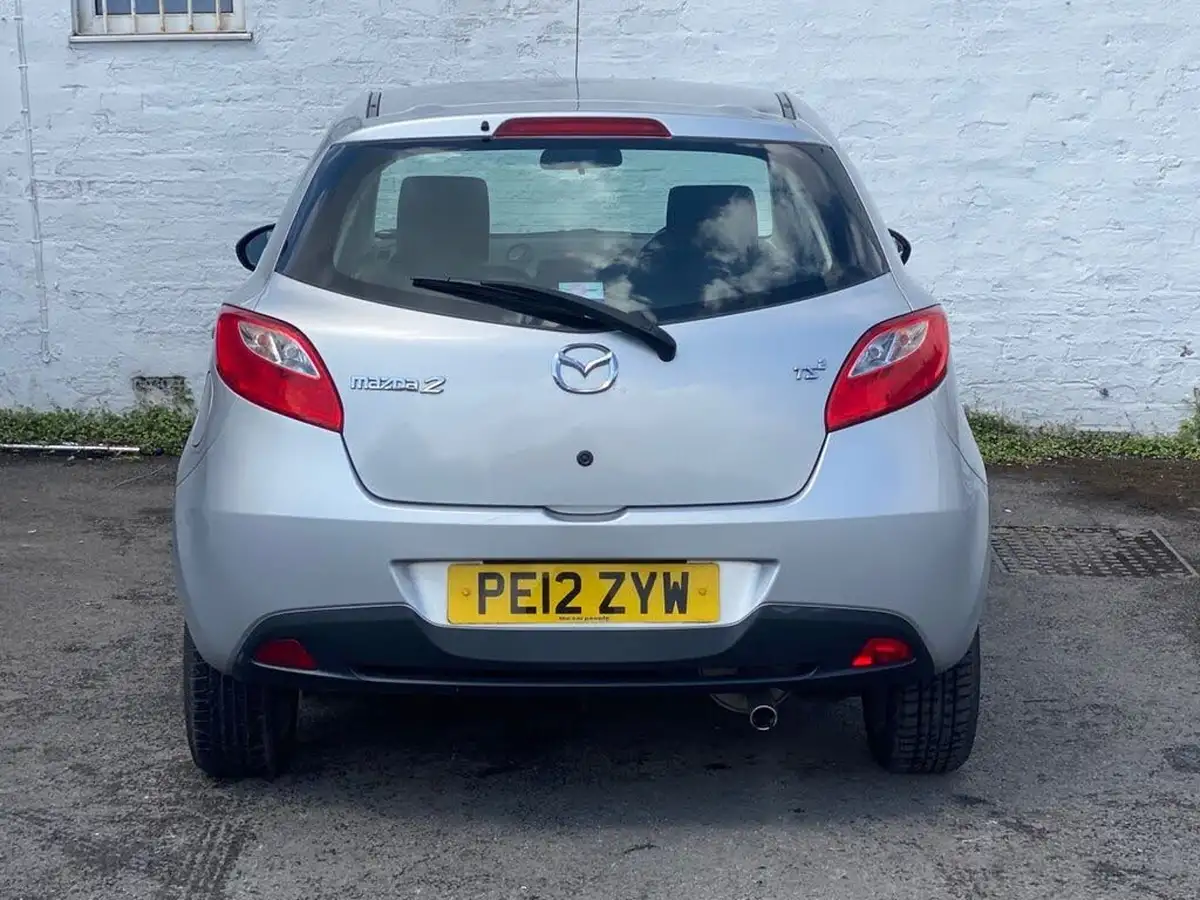 2012-mazda-mazda2-15-ts2-big-10