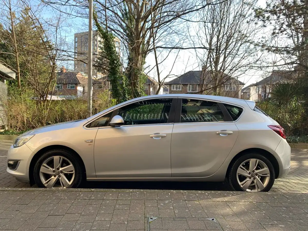 2013-vauxhall-astra-14-sri-turbo-140ps-1364cc-big-3